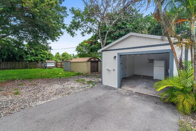 Building Photo - 710 S Pine St