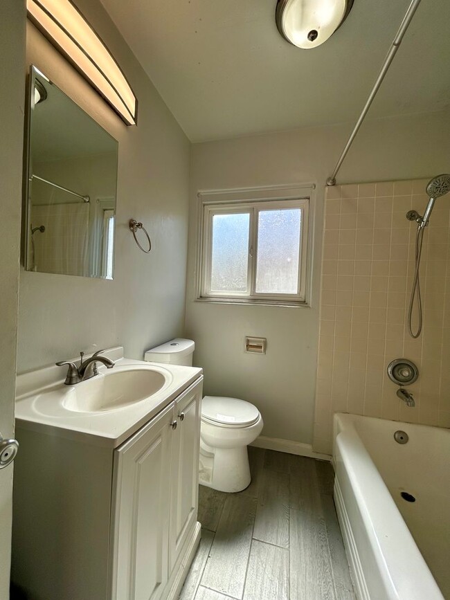 Building Photo - 3 Bedroom Charmer in the Heart of Pacific ...