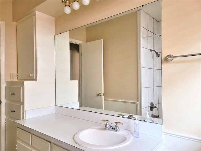 Building Photo - Welcome to the charming 3 bed/2 bath home ...