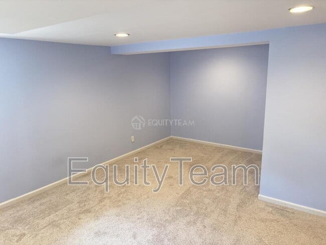 Building Photo - 5781 Meadow View Dr