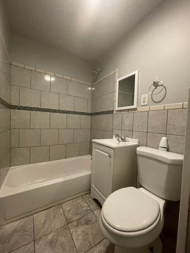 Building Photo - Beautiful and spacious 4 Bedroom 2 Bath House in Calumet City, IL MUST SEE