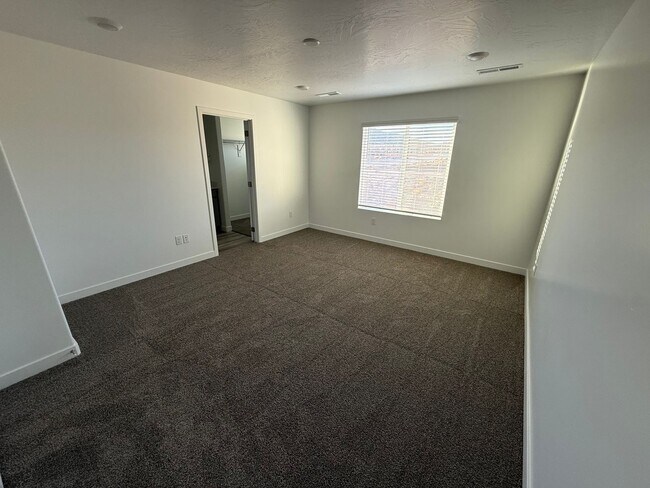 Building Photo - Includes internet - Pool/Pickle Ball +++