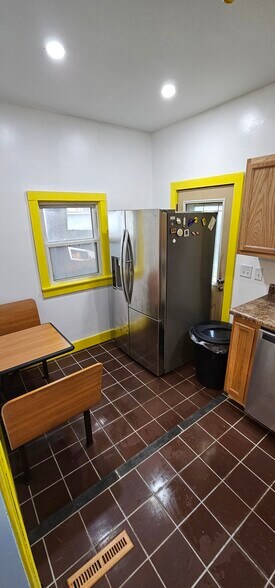 Building Photo - 2417 Summit St