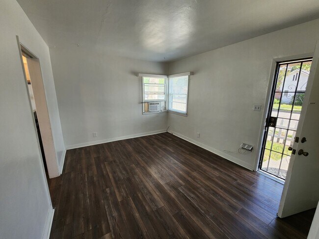 Building Photo - Pershing Duplex