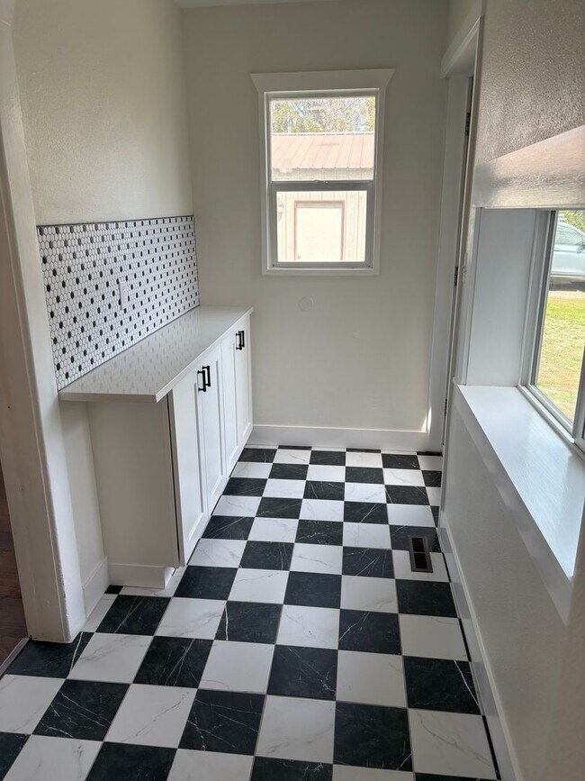 Building Photo - Beautifully Remodeled 3BA/1BA Audubon Home