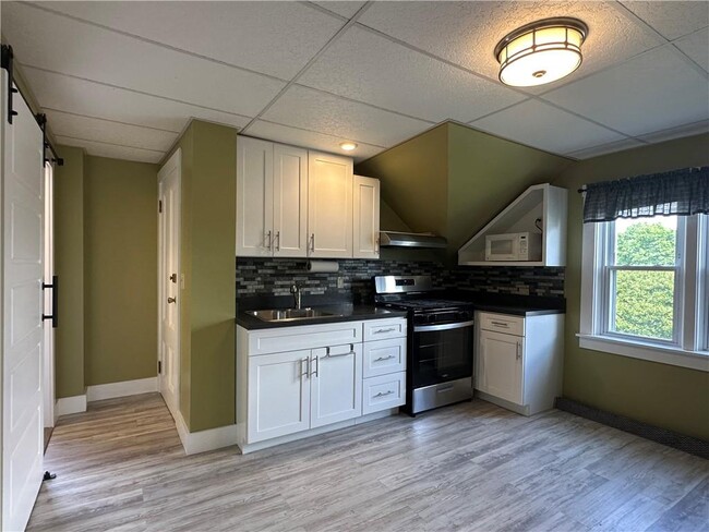 Building Photo - 296 Canonicus St