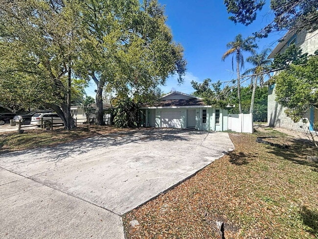 Building Photo - 10597 101st Ave