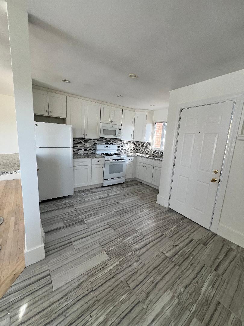 Kitchen w/ Dishwasher - 411 W Park Ave