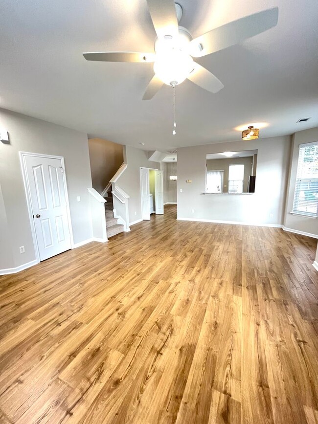 Building Photo - Newly Renovated 3 Bed, 2.5 bathroom Townhome