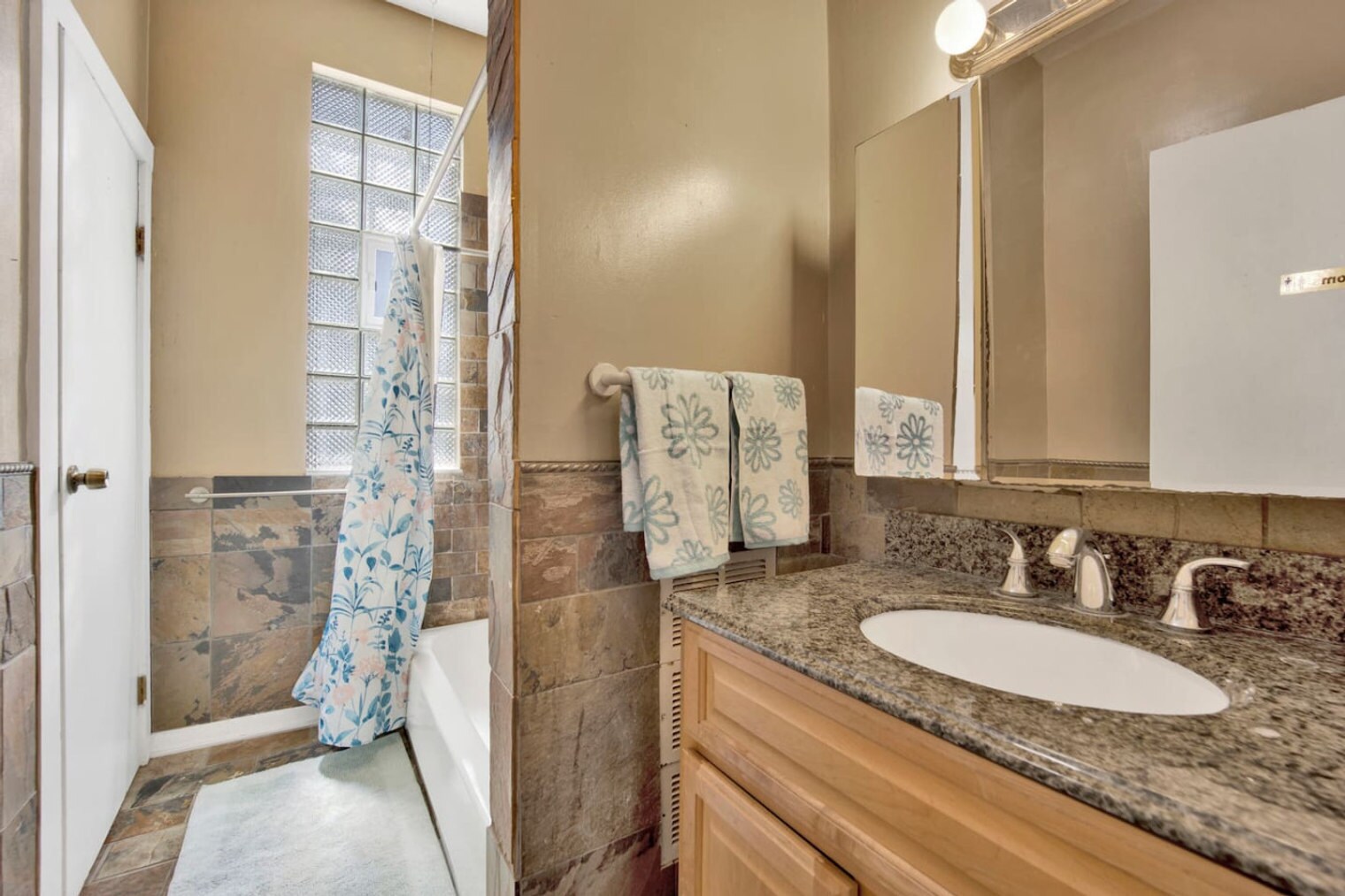 Building Photo - 1205 W Oakdale Ave