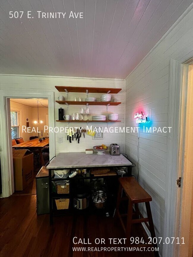 Building Photo - MOVE IN SPECIAL:  $200 OFF RENT Renovated,...