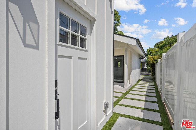 Building Photo - 847 Huntley Dr