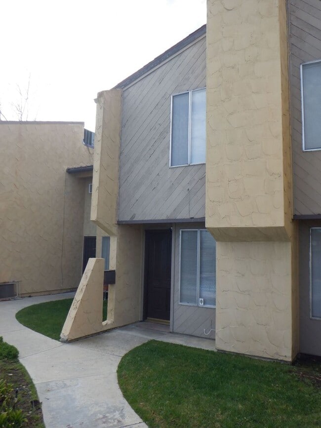 Building Photo - Charming 2-Story Condo Near Stallion Springs Lake