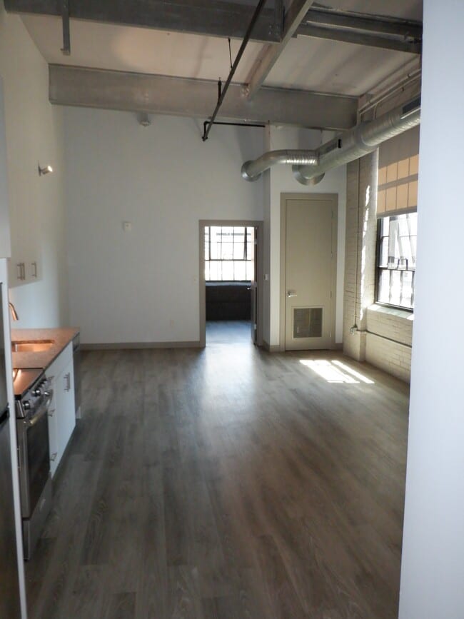 Building Photo - 113 Allyn St