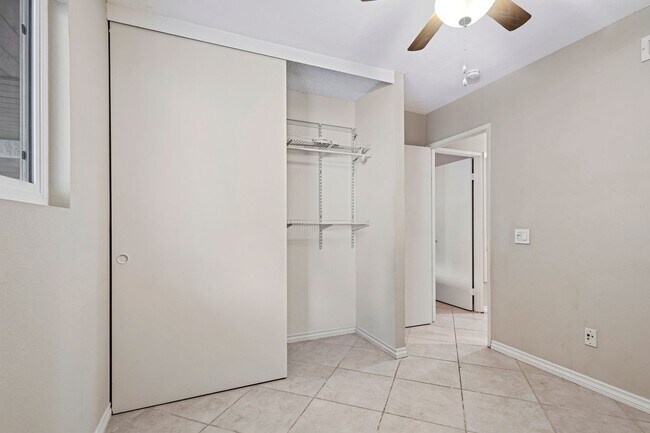 Building Photo - 3 Bedroom 2 Bathroom home available DECEMB...