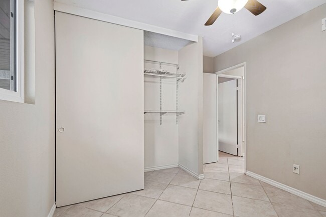 Building Photo - 3 Bedroom 2 Bathroom home available DECEMBER 5th