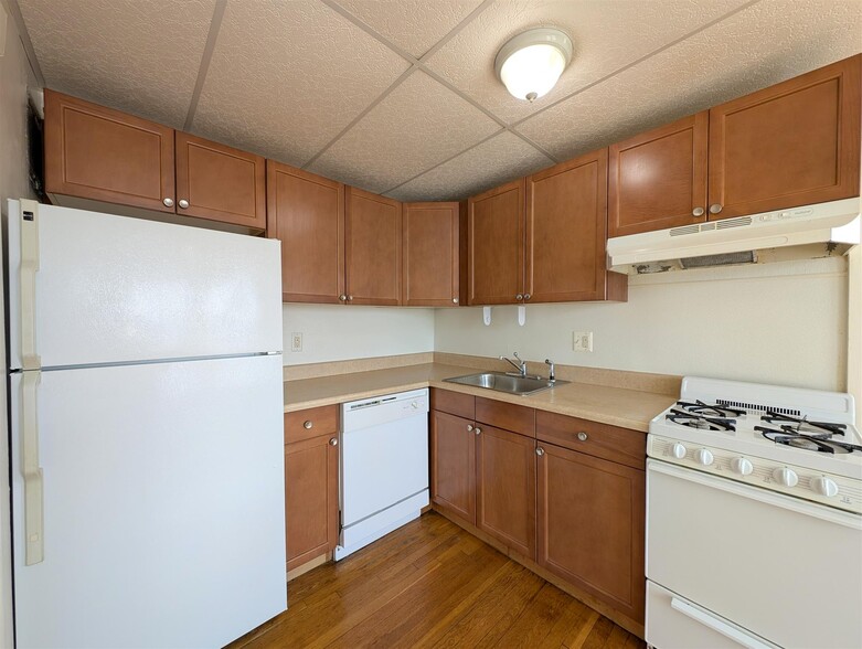 Building Photo - 34 College Ave