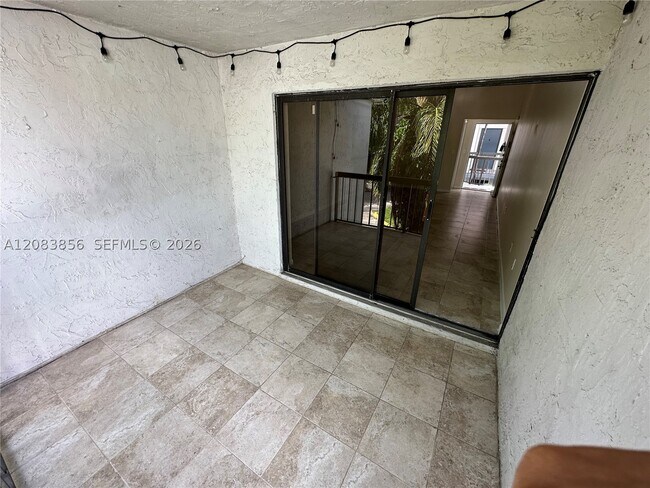 Building Photo - 9435 Fontainebleau Blvd