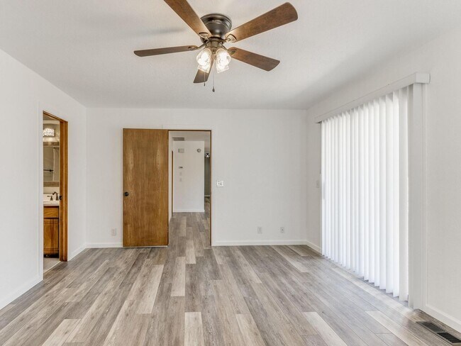 Building Photo - Beautiful 3bed/2bath Townhome Available in...