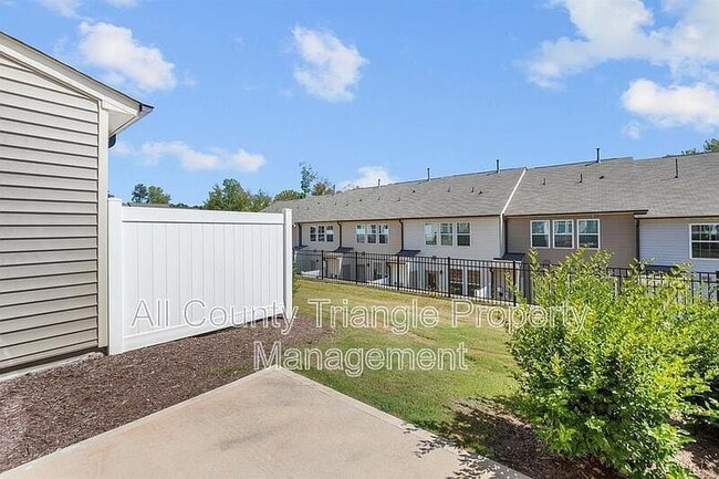 Building Photo - 2105 Nandina Trl