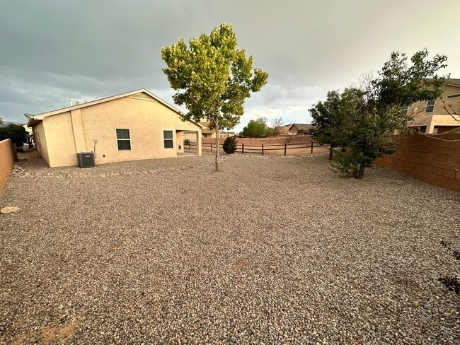 Building Photo - 4 bed 2 bath home in Huning Ranch