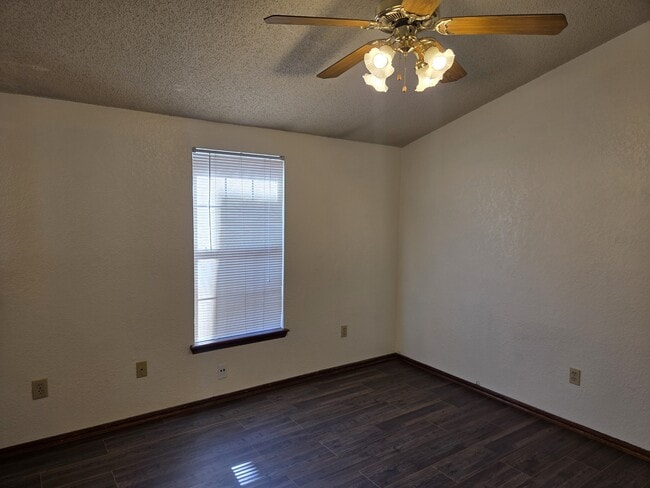 Building Photo - 2122 Meench Dr