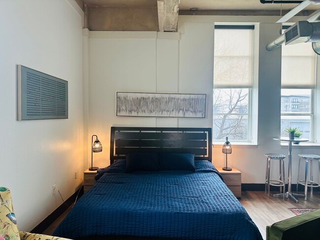 Building Photo - Studio Unit Available