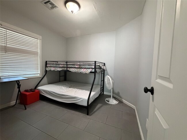 Building Photo - 2806 Pine St