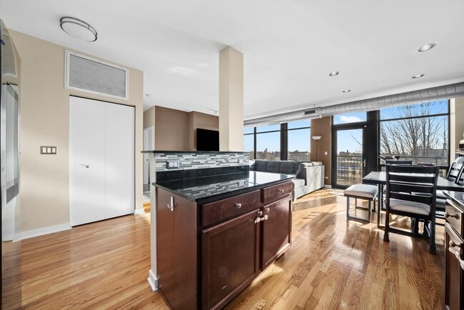 Building Photo - 1001 W 15th St