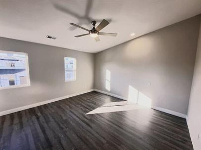 Building Photo - 3 bedroom, 2 1/2 bath, 1 car townhome $180...