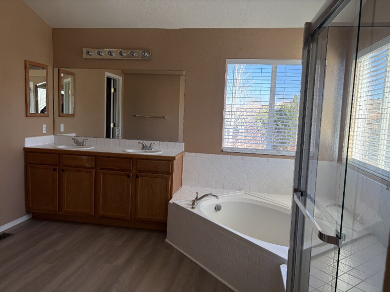 Building Photo - 1628 Lily Lake Dr