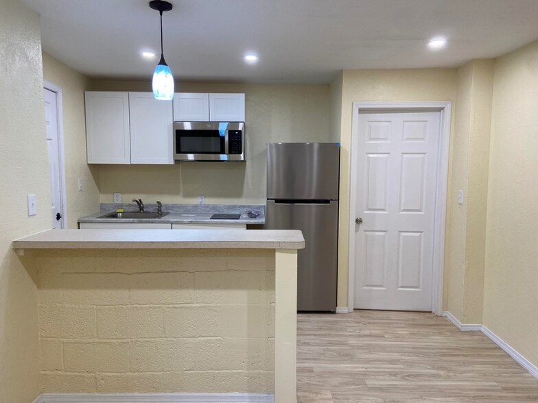 Primary Photo - 2221 Gold Ave