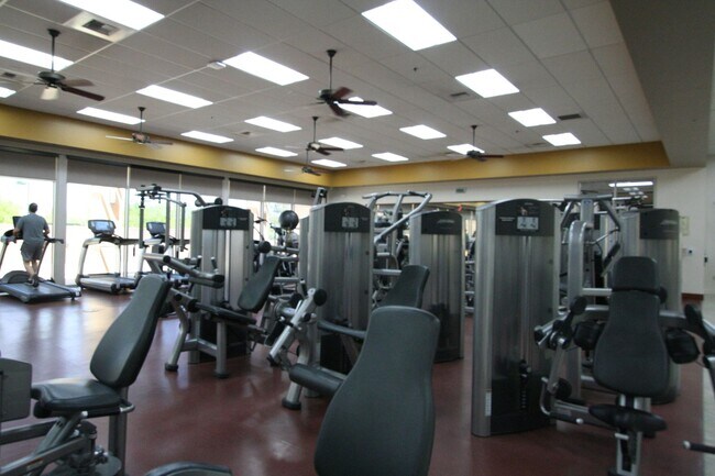 Building Photo - 2 bed w/den, 2 bath, 2 car single story house