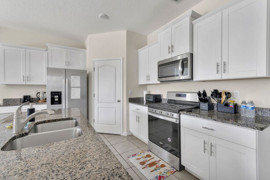 Building Photo - 7511 Oakmoss Loop