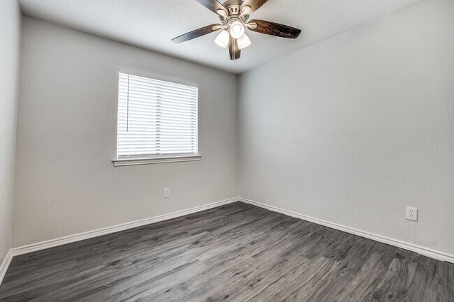 Building Photo - Updated 3BD with Granite Counters
