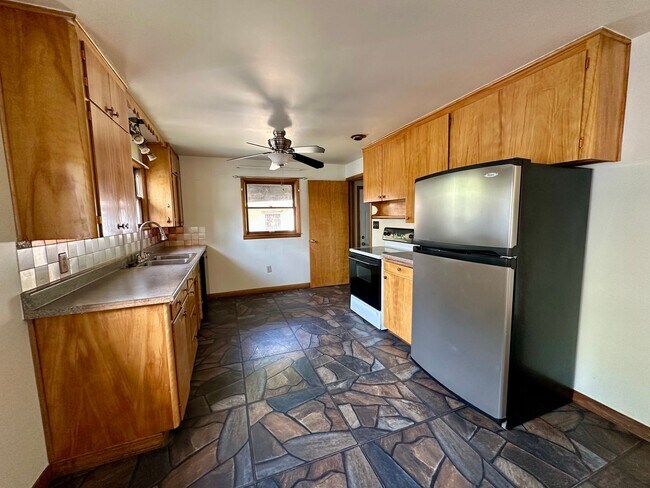 Building Photo - Spacious 3 Bedroom/1.5 Bath with a Bonus Room