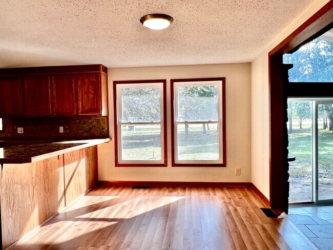 Building Photo - 1047 Oak Dr