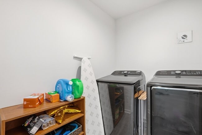 Building Photo - 17 Crown Ct