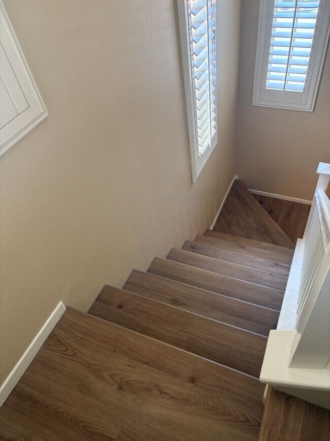 Building Photo - 3 bedroom, 2.5 bath Home located in the Gated College Lane Community in Redlands, CA