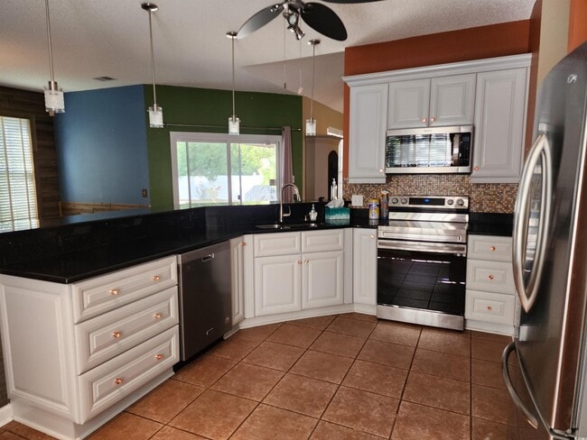 Building Photo - 2360 Clandon Dr