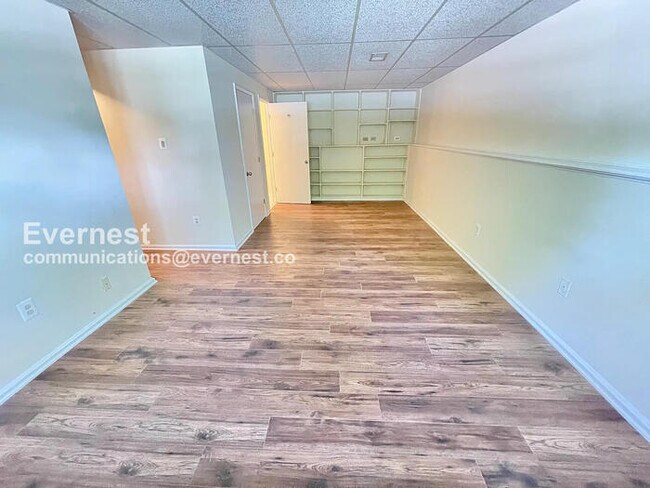 Building Photo - 3 Bed, 2.5 Bath Home with Fenced Yard & Garage / Pet-Friendly / Available Now!