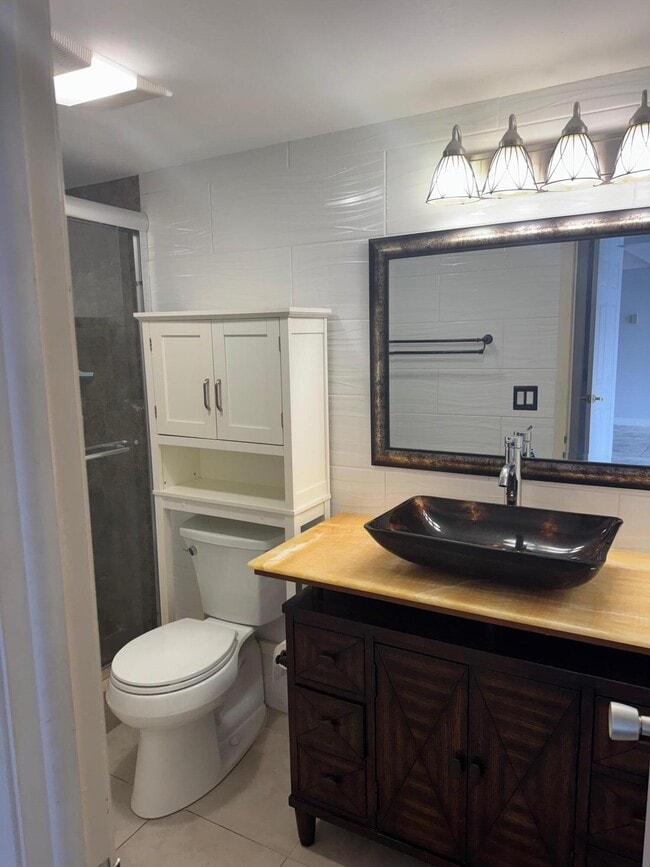 Building Photo - 1319 E Hillsboro Blvd