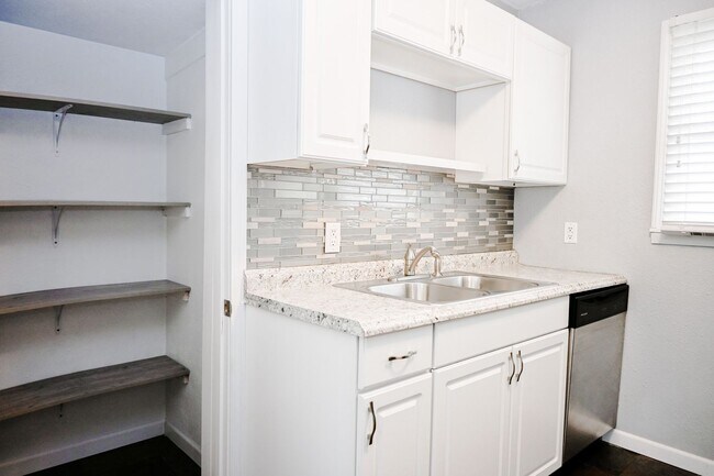 Building Photo - 95 4th Ave S