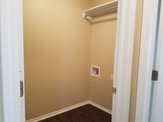 Building Photo - Large 4 Bedroom, 3 Bathroom!