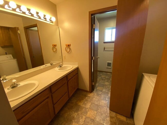 Building Photo - 1001 E 19th Ave