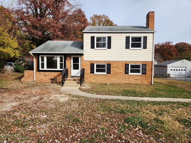 Primary Photo - Renovated 3 bed 2 bath tri-level home Mead...