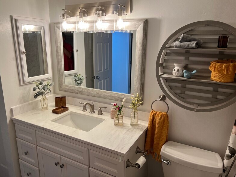 Building Photo - 1143 E Sandpiper Dr