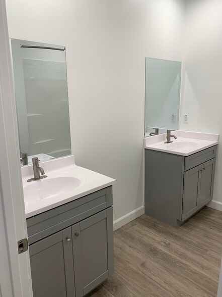Double Vanity in full bath - 14727 Friar St