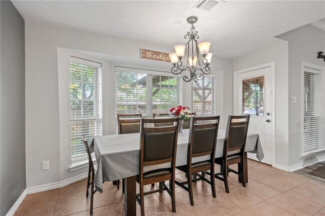 Building Photo - 912 Emerald Dove Ave