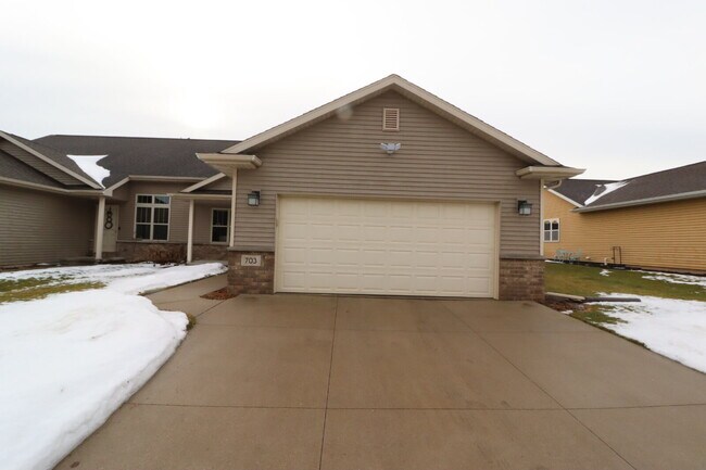 Building Photo - Large 3 Bedroom 2 Bath Townhouse style Duplex